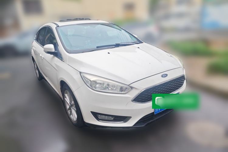 Used Ford Focus 2015 Hatchback EcoBoost 125 Automatic Supreme Style Edition Front Right 45 Deg