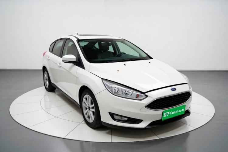 Used Ford Focus 2015 Hatchback EcoBoost 125 Automatic Supreme Style Edition Front Right 45 Deg