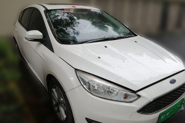 Used Ford Focus 2015 Hatchback EcoBoost 125 Automatic Supreme Style Edition Front Right 45 Deg