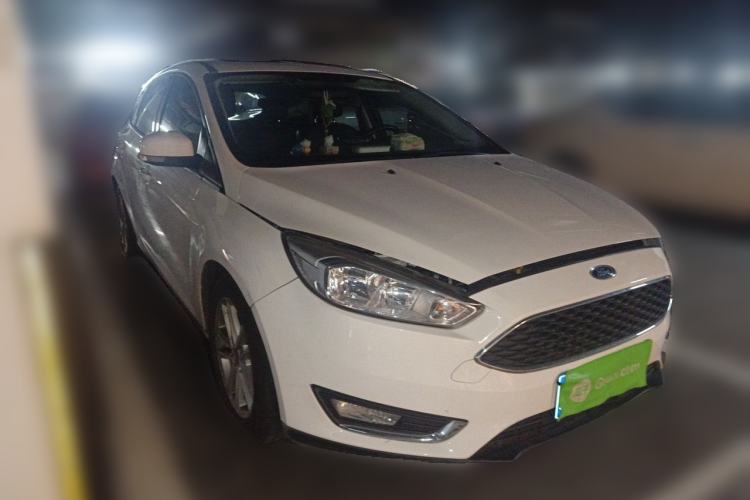 Used Ford Focus 2015 Hatchback EcoBoost 125 Automatic Supreme Style Edition Front Right 45 Deg