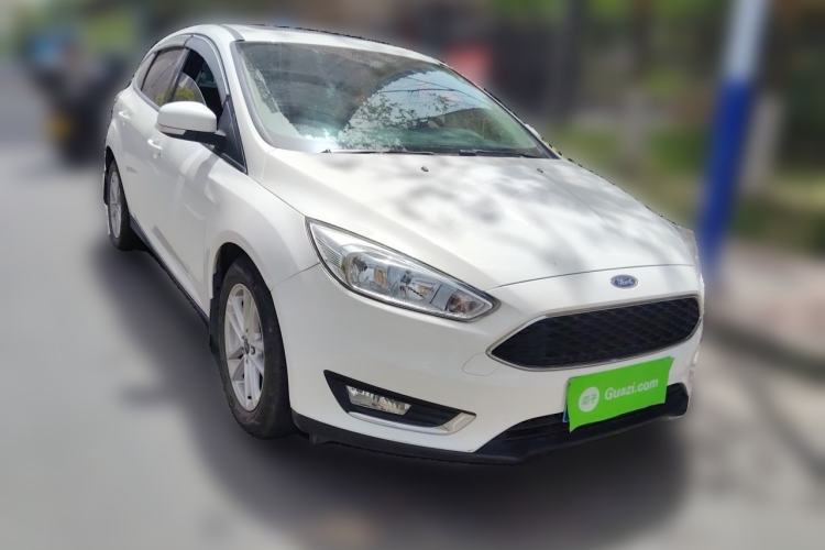 Used Ford Focus 2015 Hatchback EcoBoost 125 Manual – Ultra-Style Edition Front Right 45 Deg