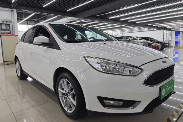 Used Ford Focus 2015 Hatchback 1.6L Automatic Fashion Edition Front Right 45 Deg