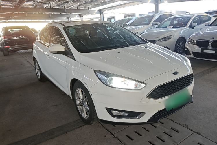 Used Ford Focus 2015 Hatchback EcoBoost 125 Automatic Supreme Style Edition Front Right 45 Deg