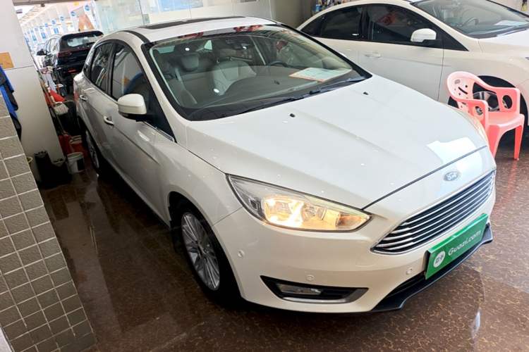 Used Ford Focus 2015 Sedan EcoBoost 180 Automatic Flagship Model Front Right 45 Deg