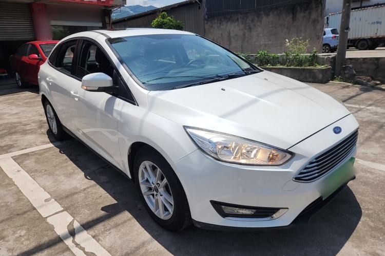 Used Ford Focus 2015 Sedan EcoBoost 125 Manual – Ultra-Style Edition Front Right 45 Deg