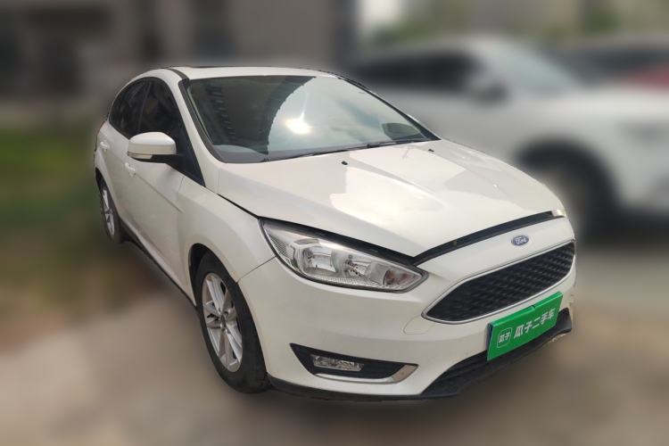 Used Ford Focus 2015 Hatchback EcoBoost 125 Automatic Supreme Style Edition Front Right 45 Deg