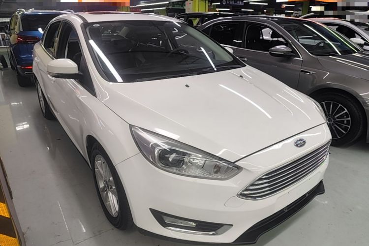 Used Ford Focus 2015 Sedan EcoBoost 125 Automatic Supreme Style Edition Front Right 45 Deg
