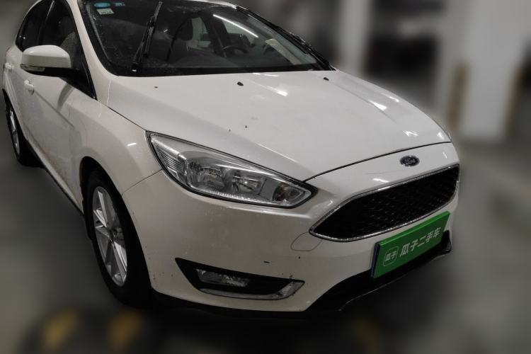 Used Ford Focus 2015 Hatchback EcoBoost 125 Automatic Supreme Style Edition Front Right 45 Deg