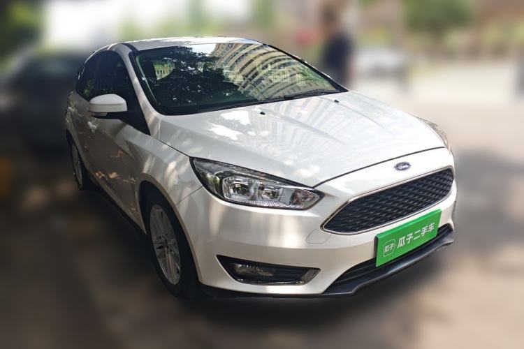 Used Ford Focus 2015 Hatchback EcoBoost 125 Automatic Supreme Style Edition Front Right 45 Deg