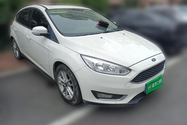Used Ford Focus 2015 Hatchback EcoBoost 125 Manual – Ultra-Style Edition Front Right 45 Deg