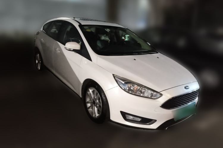 Used Ford Focus 2015 Hatchback EcoBoost 125 Automatic Supreme Style Edition Front Right 45 Deg