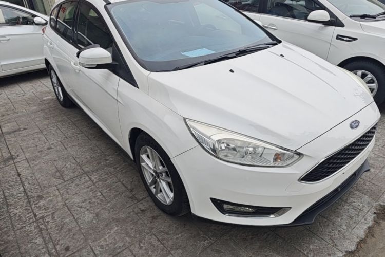 Used Ford Focus 2015 Hatchback EcoBoost 125 Automatic Supreme Style Edition Front Right 45 Deg