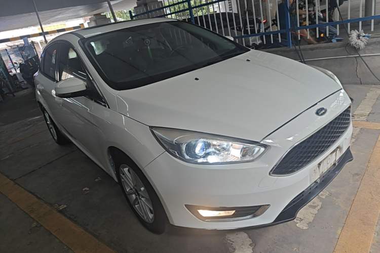 Used Ford Focus 2015 Hatchback EcoBoost 125 Manual – Ultra-Style Edition Front Right 45 Deg