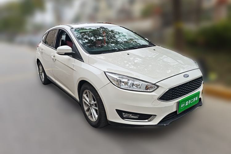 Used Ford Focus 2015 Hatchback 1.6L Automatic Fashion Edition Front Right 45 Deg