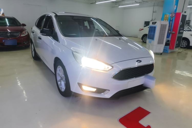 Used Ford Focus 2015 Hatchback EcoBoost 125 Automatic Supreme Style Edition Front Right 45 Deg