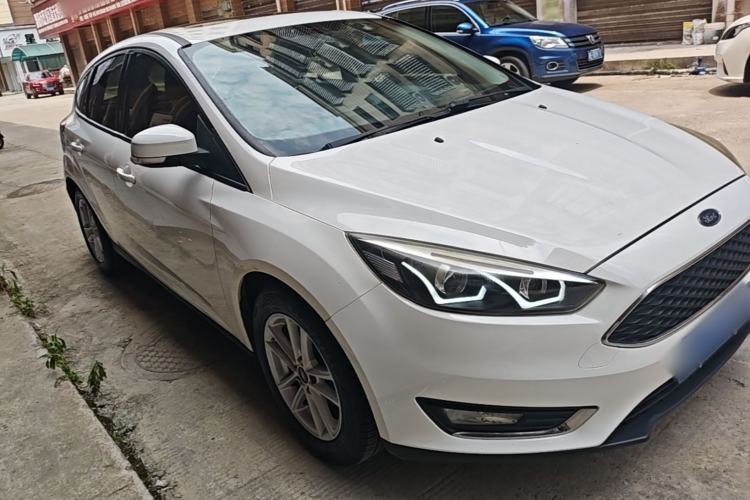 Used Ford Focus 2015 Hatchback 1.6L Automatic Fashion Edition Front Right 45 Deg