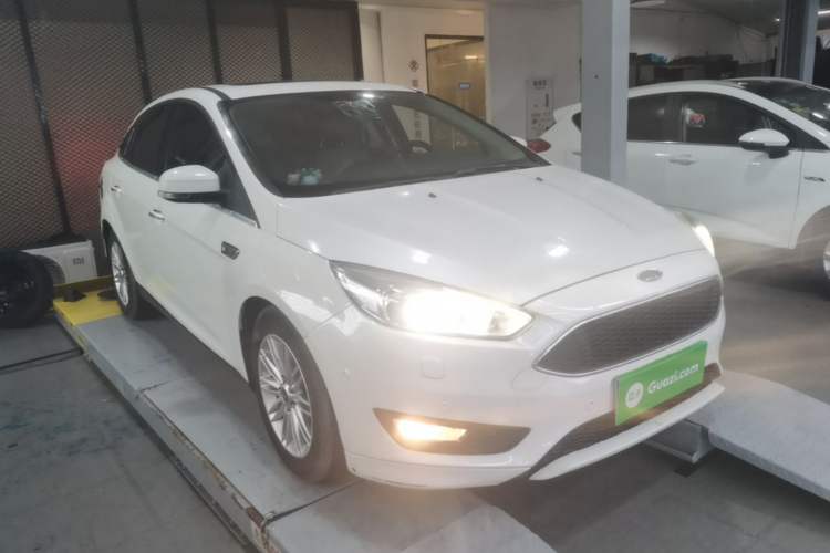 Used Ford Focus 2015 Sedan EcoBoost 180 Automatic Flagship Model Front Right 45 Deg