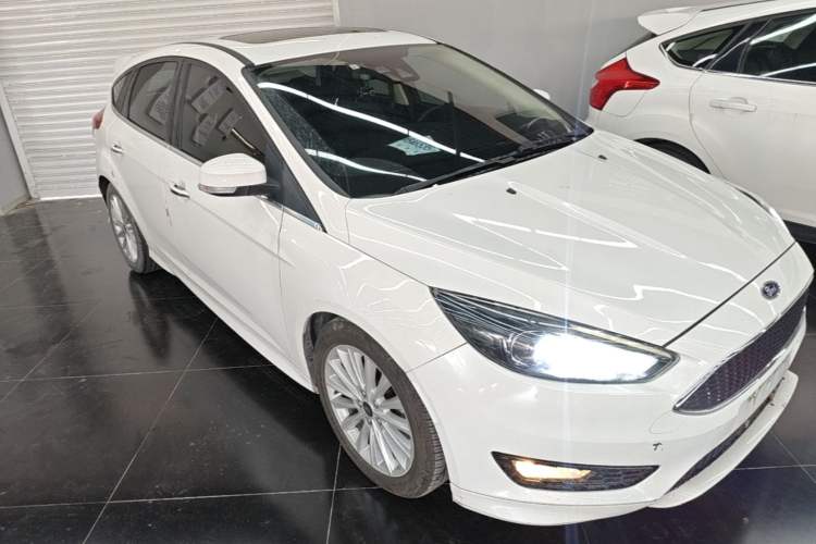 Used Ford Focus 2015 Hatchback EcoBoost 180 Automatic Sport Model Front Right 45 Deg