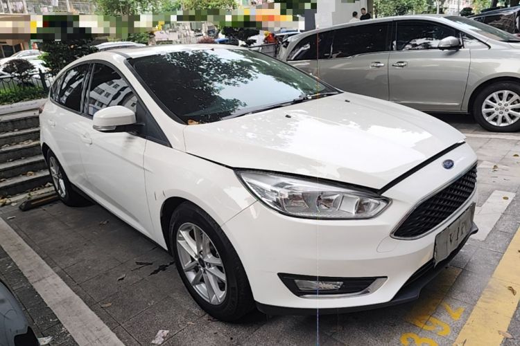 Used Ford Focus 2015 Hatchback 1.6L Automatic Fashion Edition Front Right 45 Deg