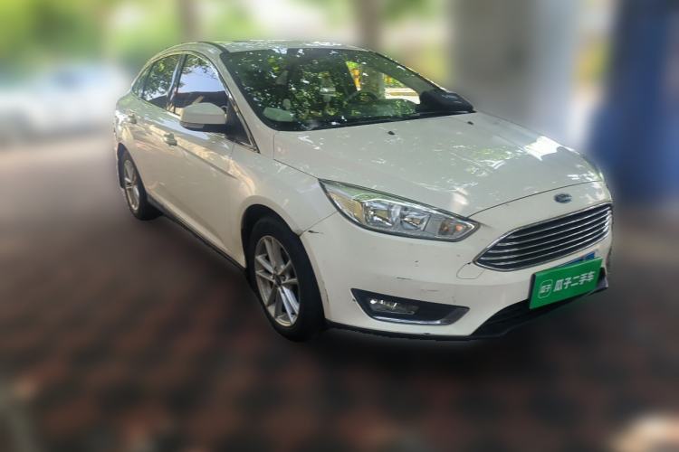 Used Ford Focus 2015 Sedan EcoBoost 125 Manual – Ultra-Style Edition Front Right 45 Deg