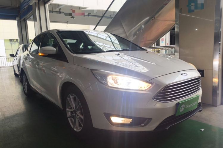 Used Ford Focus 2015 Sedan EcoBoost 125 Automatic Supreme Style Edition Front Right 45 Deg