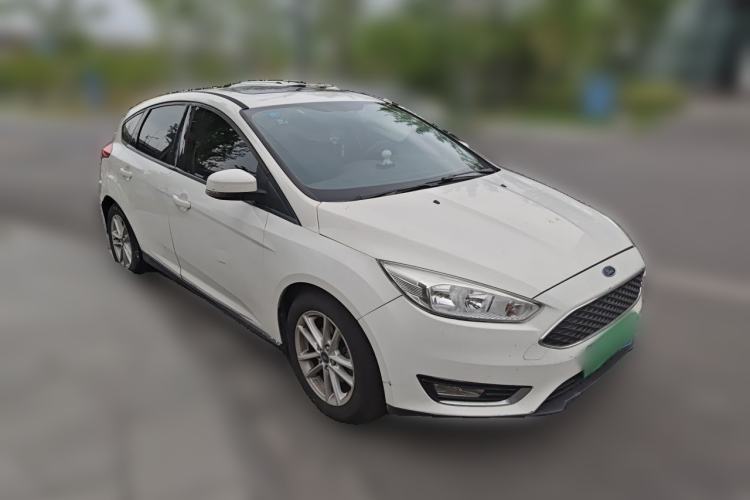 Used Ford Focus 2015 Hatchback EcoBoost 125 Automatic Supreme Style Edition Front Right 45 Deg