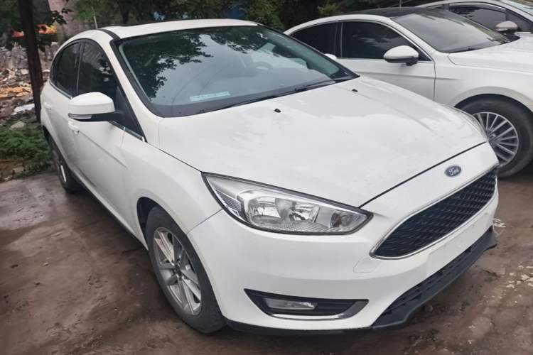 Used Ford Focus 2015 Hatchback EcoBoost 180 Automatic Elite Model Front Right 45 Deg