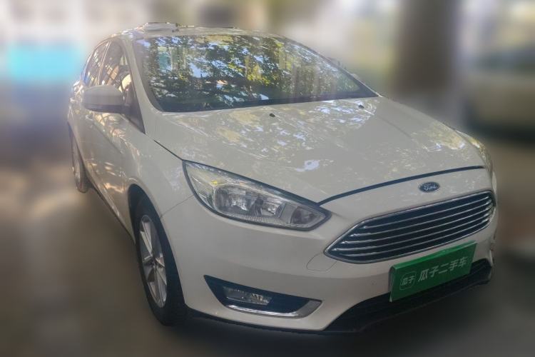 Used Ford Focus 2015 Sedan EcoBoost 125 Automatic Supreme Style Edition Front Right 45 Deg