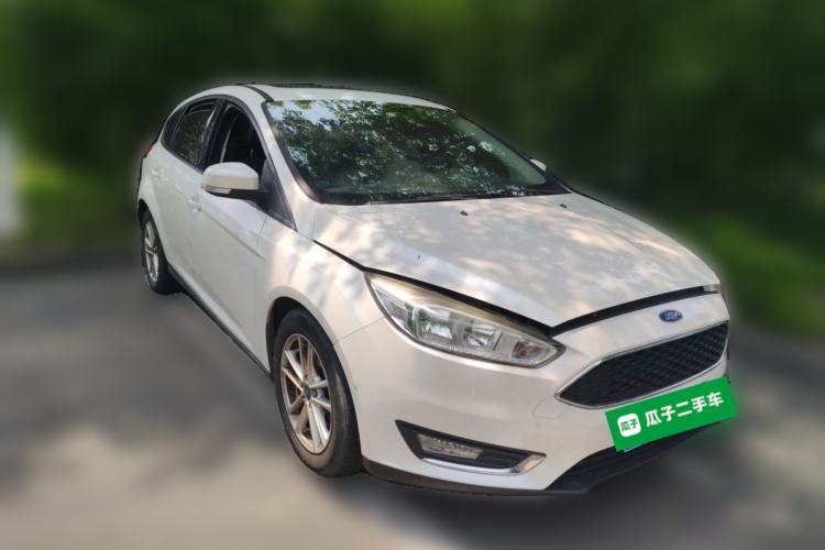 Used Ford Focus 2015 Hatchback EcoBoost 125 Automatic Supreme Style Edition Front Right 45 Deg