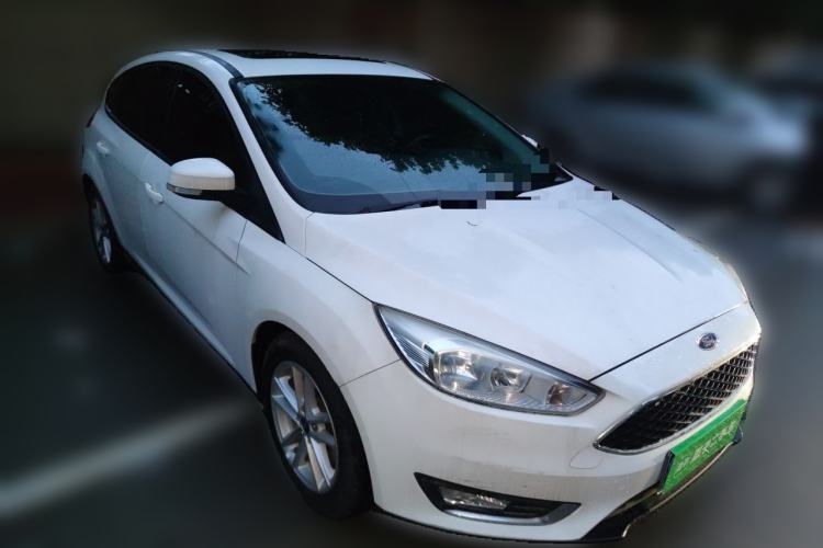 Used Ford Focus 2015 Hatchback EcoBoost 125 Automatic Supreme Style Edition Front Right 45 Deg