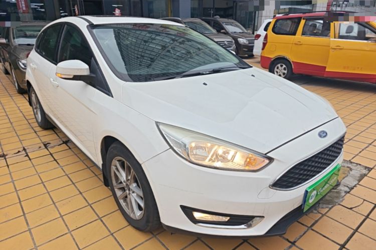 Used Ford Focus 2015 Hatchback EcoBoost 125 Automatic Supreme Style Edition Front Right 45 Deg