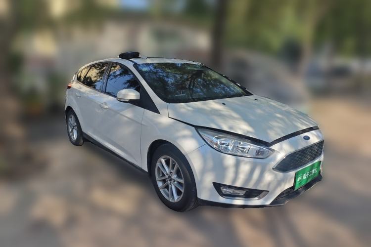 Used Ford Focus 2015 Hatchback EcoBoost 125 Automatic Supreme Style Edition Front Right 45 Deg