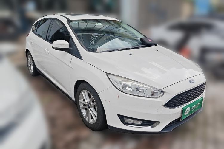 Used Ford Focus 2015 Hatchback EcoBoost 125 Automatic Supreme Style Edition Front Right 45 Deg