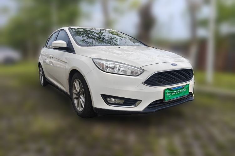 Used Ford Focus 2015 Hatchback EcoBoost 125 Automatic Supreme Style Edition Front Right 45 Deg