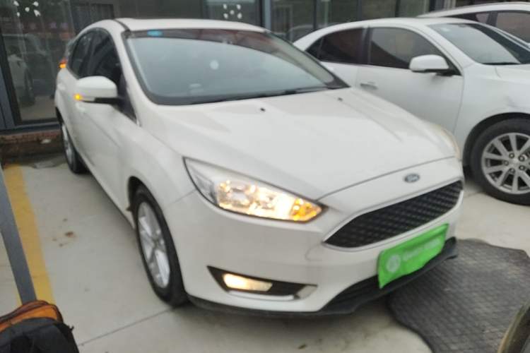 Used Ford Focus 2015 Hatchback EcoBoost 125 Automatic Supreme Style Edition Front Right 45 Deg