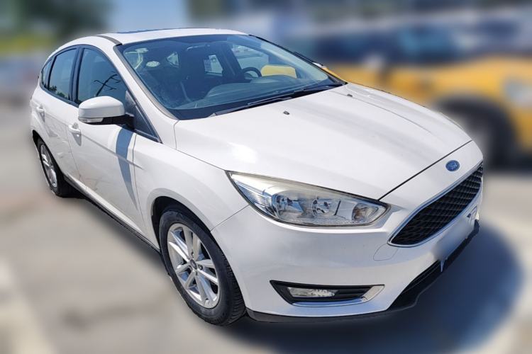 Used Ford Focus 2015 Hatchback EcoBoost 125 Automatic Supreme Style Edition Front Right 45 Deg