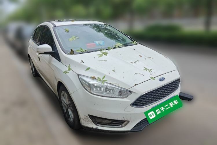Used Ford Focus 2015 Hatchback EcoBoost 125 Automatic Supreme Style Edition Front Right 45 Deg