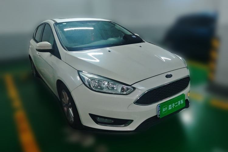 Used Ford Focus 2015 Hatchback EcoBoost 125 Manual – Ultra-Style Edition Front Right 45 Deg