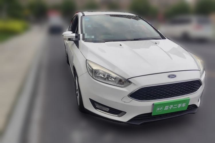 Used Ford Focus 2015 Hatchback EcoBoost 125 Automatic Supreme Style Edition Front Right 45 Deg