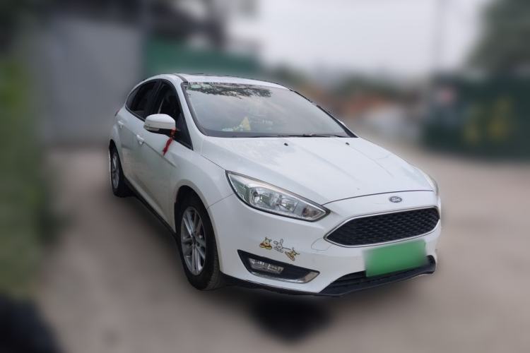 Used Ford Focus 2015 Hatchback EcoBoost 125 Manual – Ultra-Style Edition Front Right 45 Deg