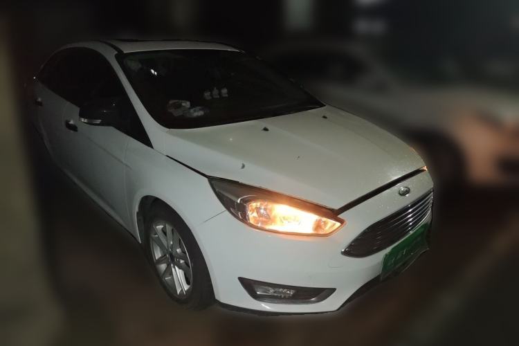 Used Ford Focus 2015 Sedan EcoBoost 125 Automatic Supreme Style Edition Front Right 45 Deg