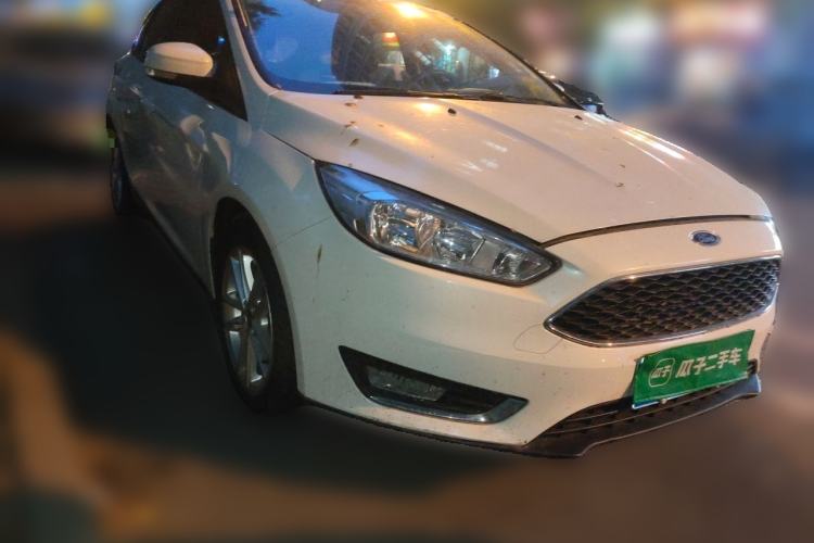 Used Ford Focus 2015 Hatchback EcoBoost 125 Automatic Supreme Style Edition Front Right 45 Deg