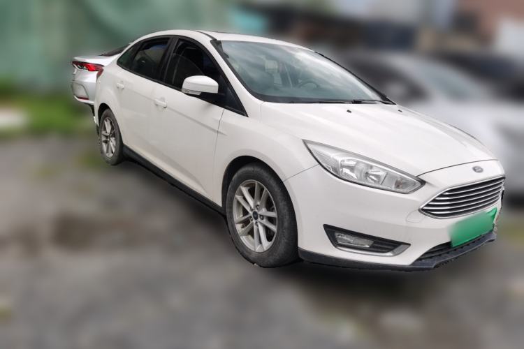 Used Ford Focus 2015 Sedan EcoBoost 125 Automatic Supreme Style Edition Front Right 45 Deg