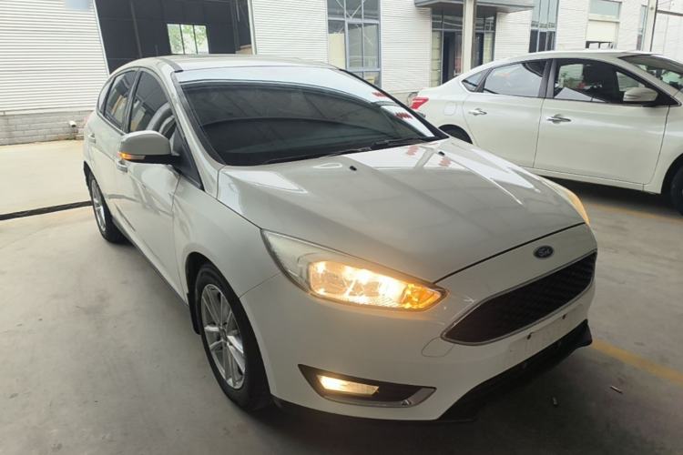 Used Ford Focus 2015 Hatchback EcoBoost 125 Automatic Supreme Style Edition Front Right 45 Deg