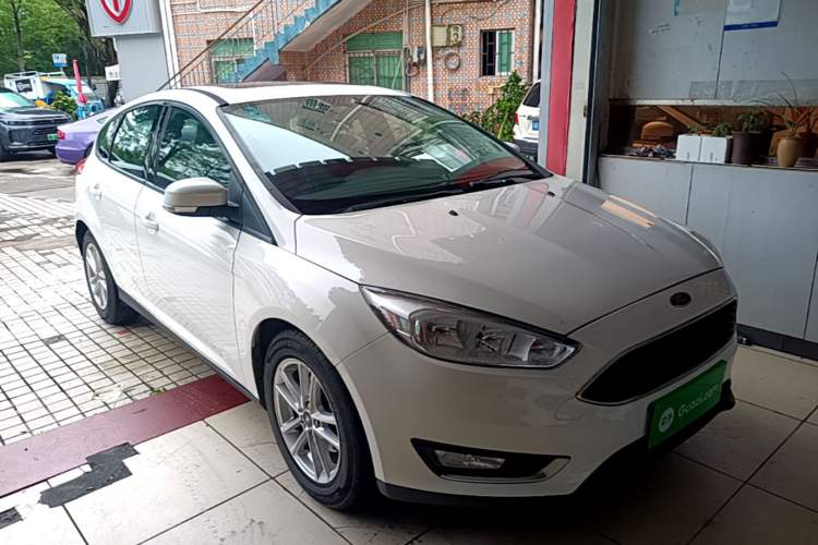 Used Ford Focus 2015 Hatchback 1.6L Automatic Fashion Edition Front Right 45 Deg