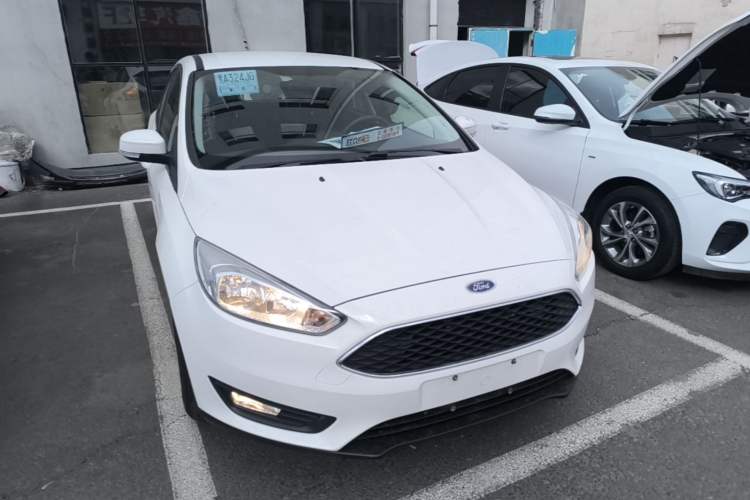 Used Ford Focus 2015 Hatchback 1.6L Automatic Comfort Model Front Right 45 Deg