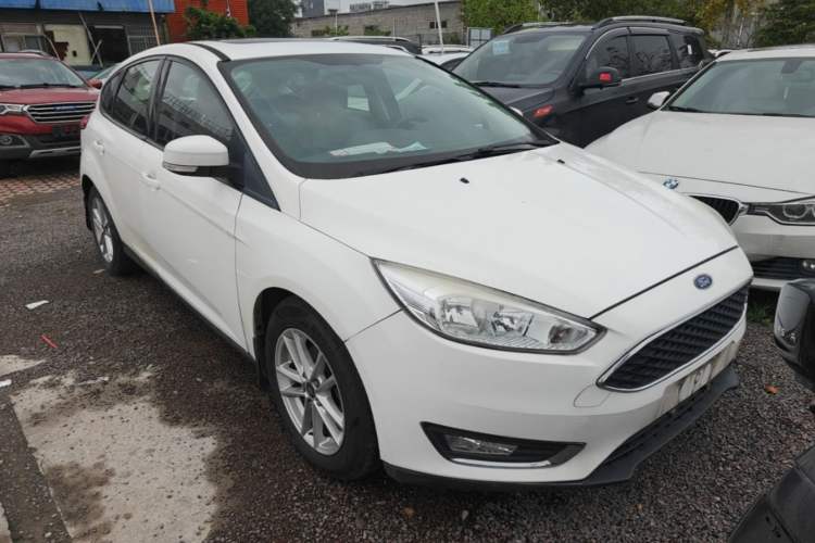 Used Ford Focus 2015 Hatchback 1.6L Automatic Fashion Edition Front Right 45 Deg