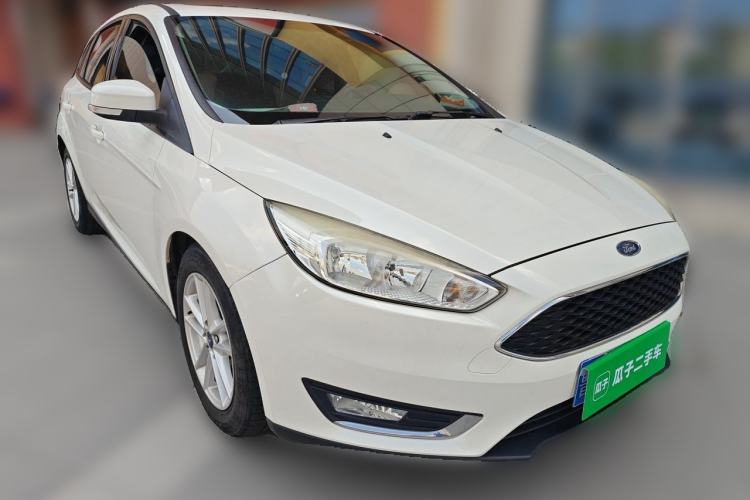 Used Ford Focus 2015 Hatchback EcoBoost 125 Automatic Supreme Style Edition Front Right 45 Deg