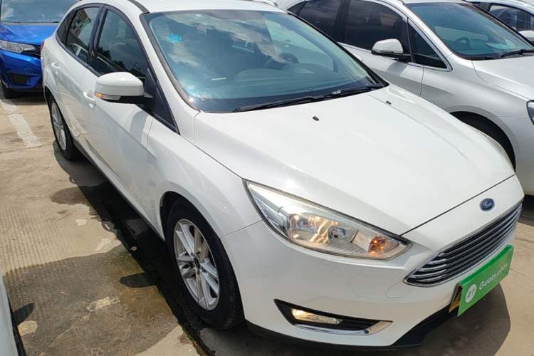 Used Ford Focus 2015 Sedan EcoBoost 125 Automatic Supreme Style Edition Front Right 45 Deg
