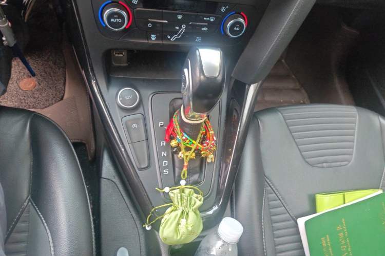Used Ford Focus 2015 Hatchback EcoBoost 125 Automatic Supreme Style Edition Gear Lever